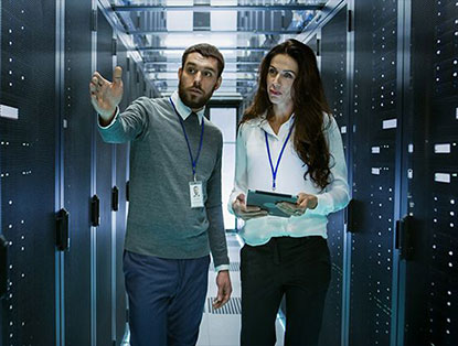 4e5405814648ed4f85a932128a894856_people-in-data-centre-552x414.jpg